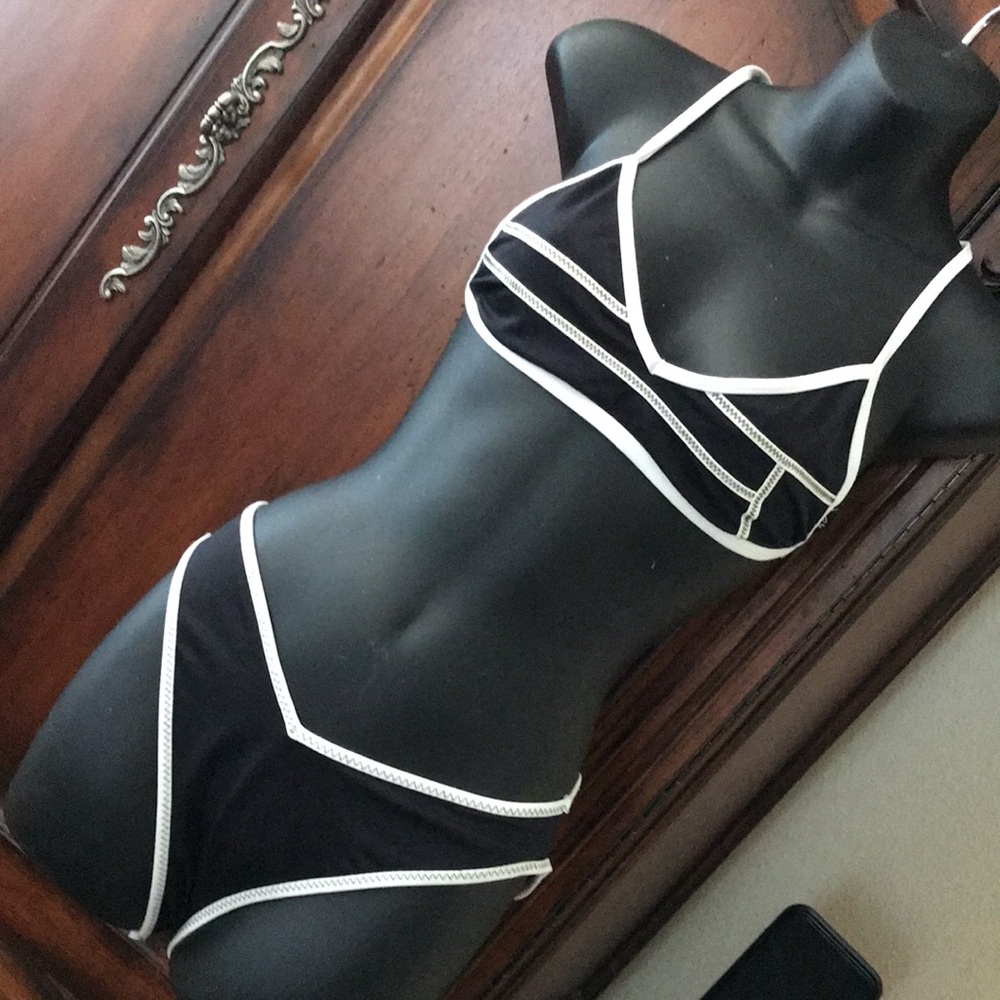 Sweet vintage Mossimo black and white bikini size medium.